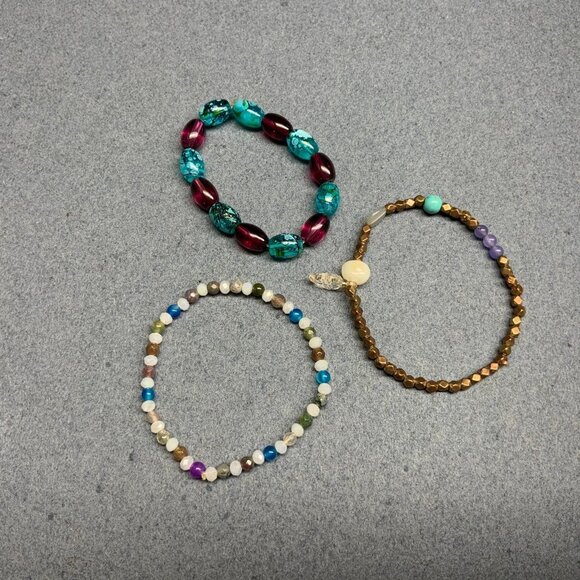 Beaded Stretch Bracelets Lot Of 3 Turquoise Purple Gold Pearl Leaf Charm Boho - Picture 2 of 3